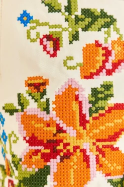 Farm Rio Embroidered Floral Twill Shorts -Farm Rio Shop 309421 05 scaled